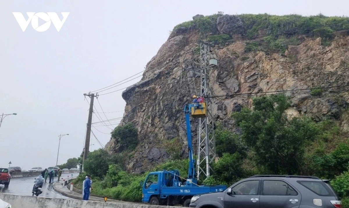 Các lực lượng phối hợp xử lý khối đá trên ta luy dương đường Nguyễn Tất Thành có nguy cơ sạt lở