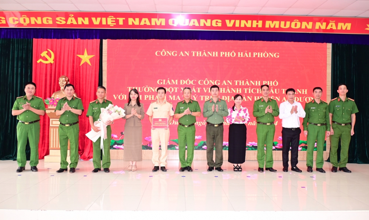 Lãnh đạo Công an TP Hải Phòng và Huyện uỷ An Dương khen thưởng Công an huyện An Dương có thành tích trong đấu tranh, triệt phá tội phạm ma tuý, góp phần thực hiện Đề án "Xây dựng thành phố Hải Phòng trở thành thành phố không ma tuý".
