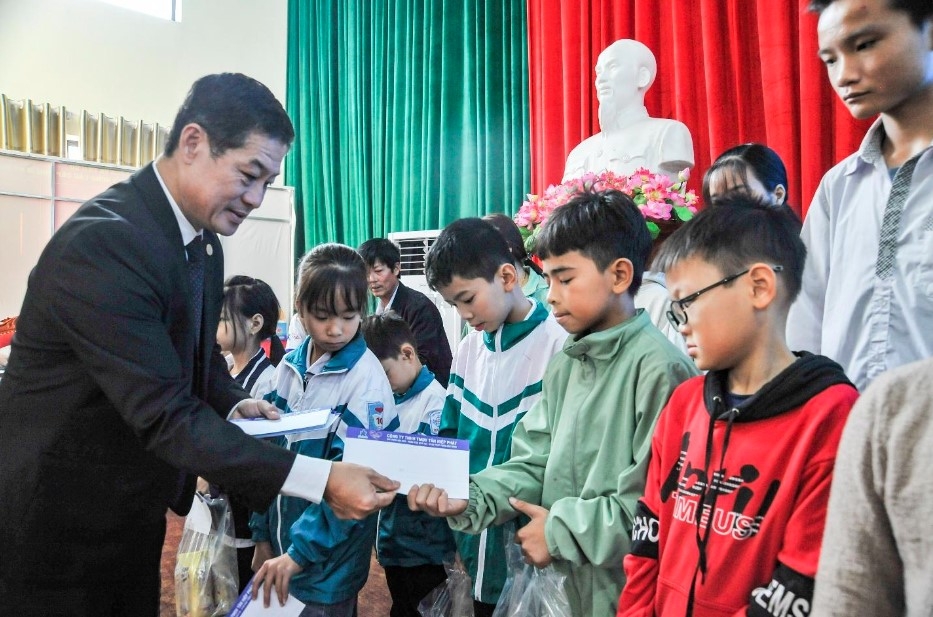 Tân Hiệp Phát trao 200 suất học bổng cho học sinh nghèo vượt khó tại tỉnh Hà Nam ngày 10/11 vừa qua