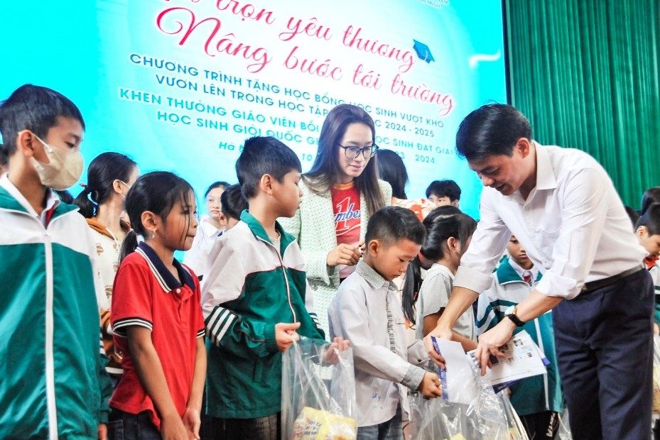 Đại sứ thương hiệu Number 1 - Vũ Phương Thanh cùng lãnh đạo địa phương trao tặng những suất học bổng ý nghĩa đến các em học sinh