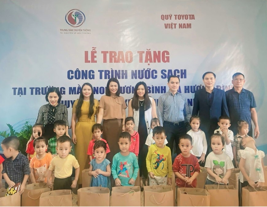 Trao tặng quà cho các em học sinh trường Mầm non Hương Bình, xã Hương Bình.