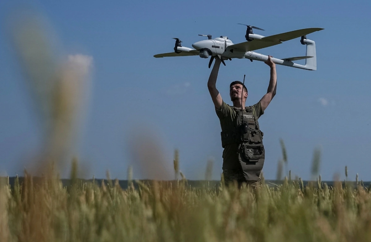 Một người lính Ukraine điều khiển UAV. Ảnh: Reuters