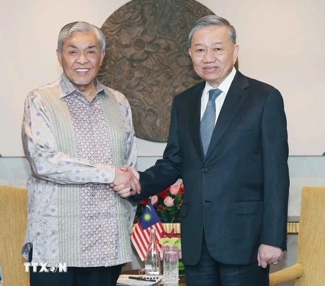 Ngày 22/11, tại Kuala Lumpur, Tổng Bí thư Tô Lâm đã tiếp <a href="Ph%C3%B3%20Th%E1%BB%A7%20t%C6%B0%E1%BB%9Bng,%20B%E1%BB%99%20tr%C6%B0%E1%BB%9Fng%20Ph%C3%A1t%20tri%E1%BB%83n%20N%C3%B4ng%20th%C3%B4n" target="_blank">Phó Thủ tướng, Bộ trưởng Phát triển Nông thôn</a>, Chủ tịch Đảng Tổ chức thống nhất dân tộc Mã Lai (UMNO) Dato’ Seri Dr. Ahmad Zahid Hamidi và các lãnh đạo cấp cao trong Liên minh cầm quyền tại Malaysia. (Ảnh: Thống Nhất/TTXVN)