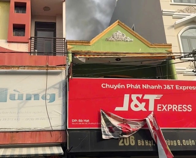 Căn nhà xảy ra cháy.