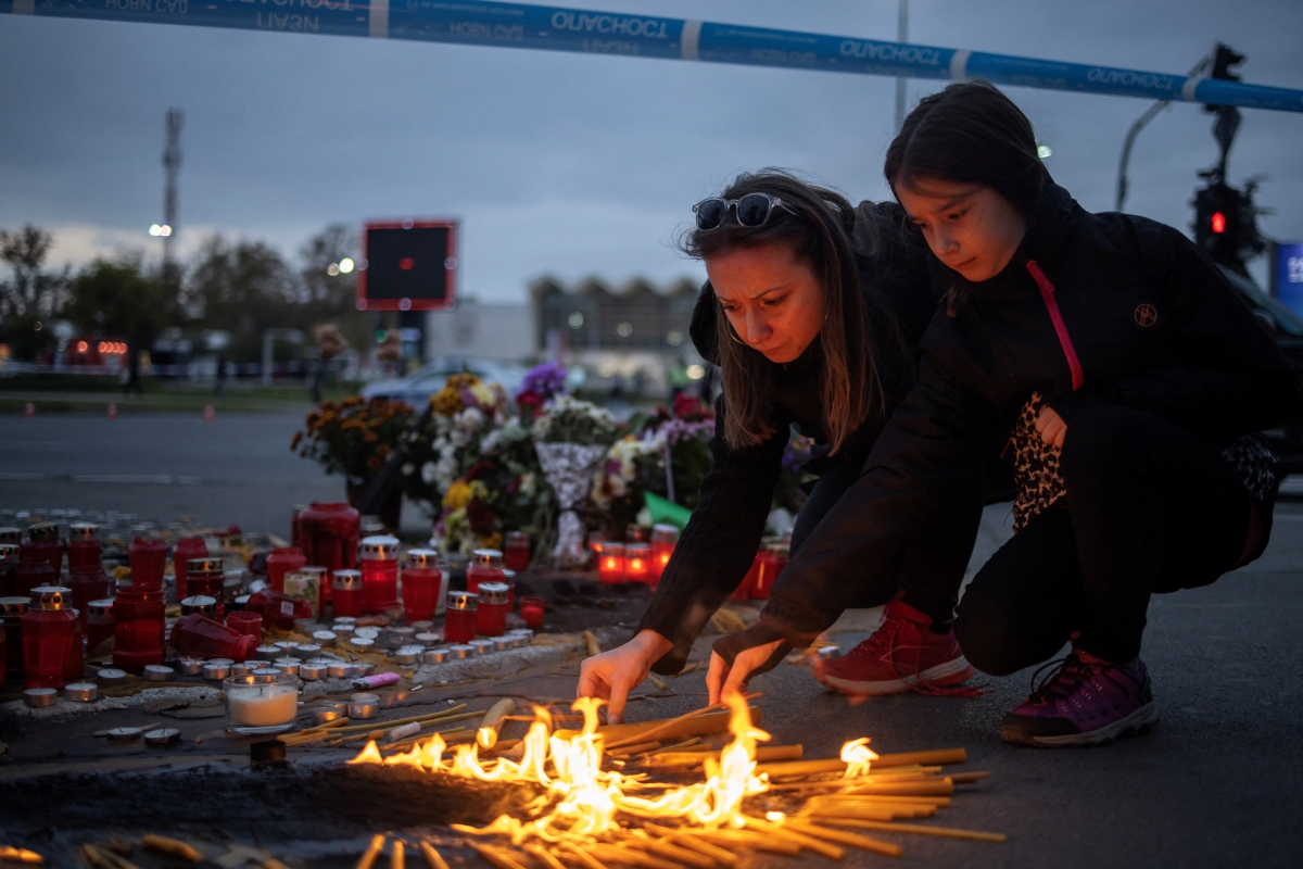 Người dân cầu nguyện cho 14 nạn nhân của vụ sập mái nhà ở Serbia. Ảnh: Reuters