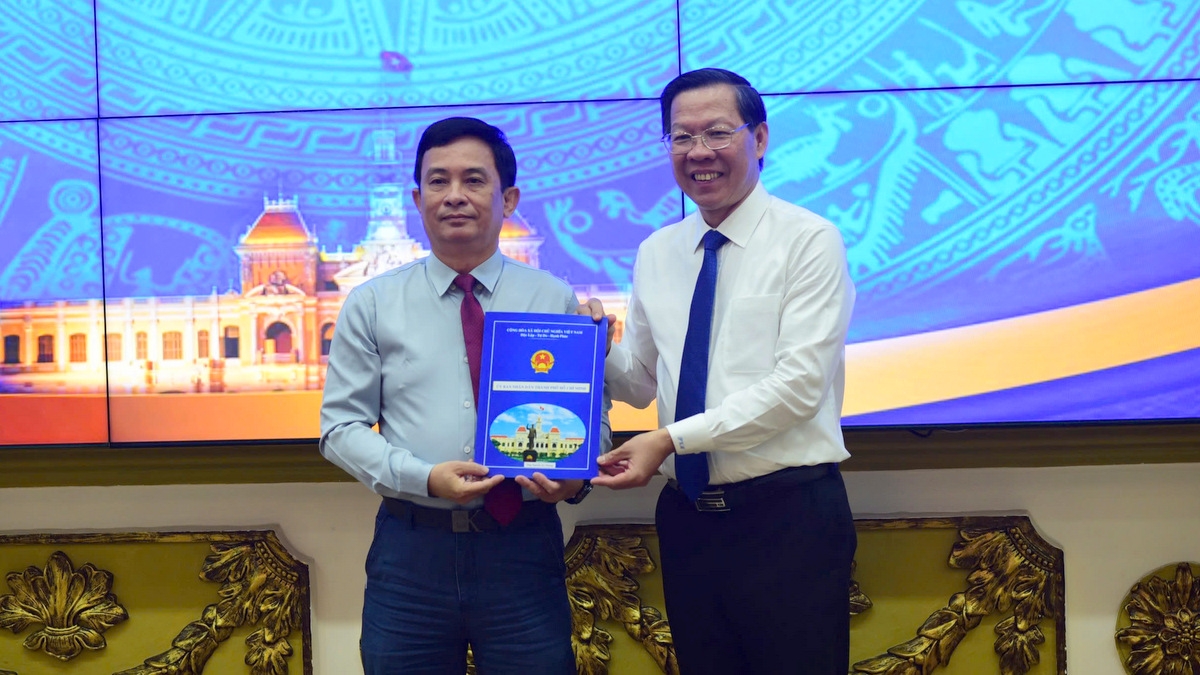 Ông Phan Văn Mãi trao quyết định cho ông Nguyễn Kỳ Phùng (ảnh Q.H)