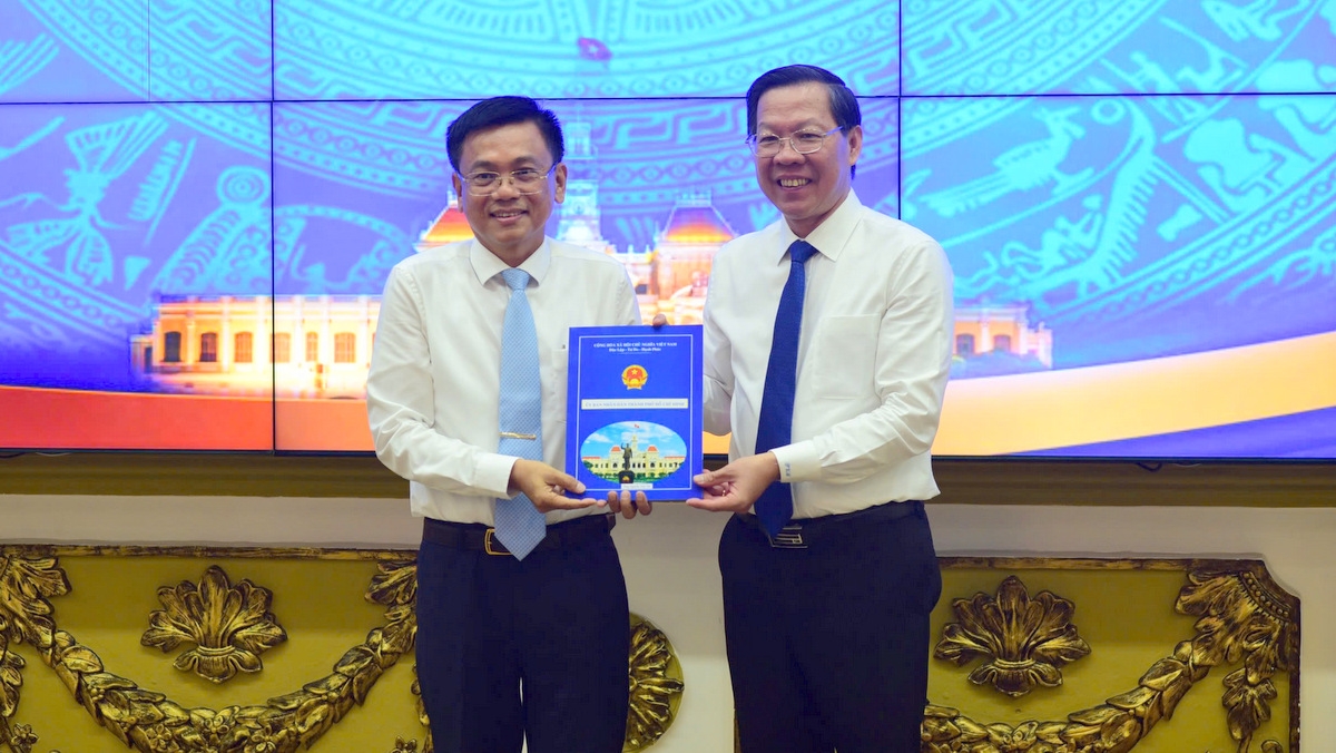 Ông Phan Văn Mãi trao quyết định cho ông Nguyễn Văn Tài (ảnh Q.H)
