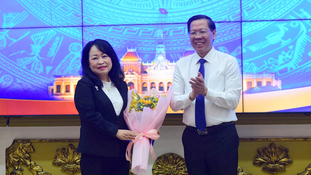 Ông Phan Văn Mãi trao quyết định cho bà Lê Ngọc Thùy Trang (ảnh Q.H)