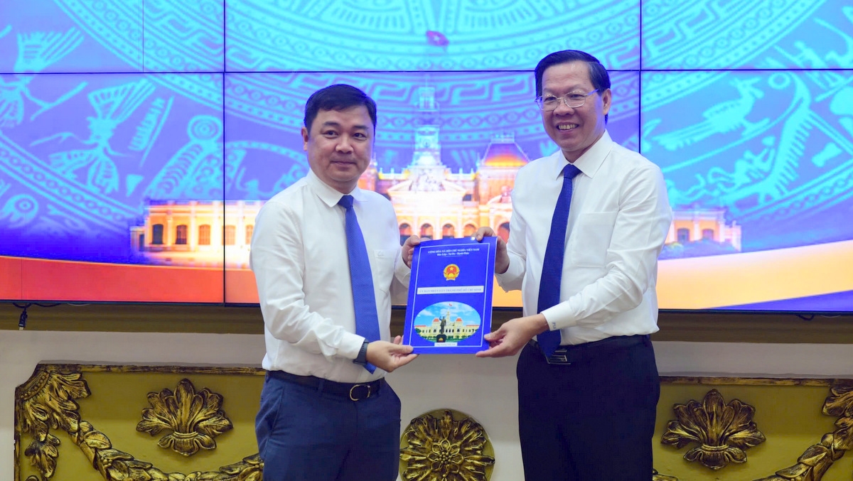 Ông Phan Văn Mãi trao quyết định cho ông Trương Tuấn Anh (ảnh Q.H)