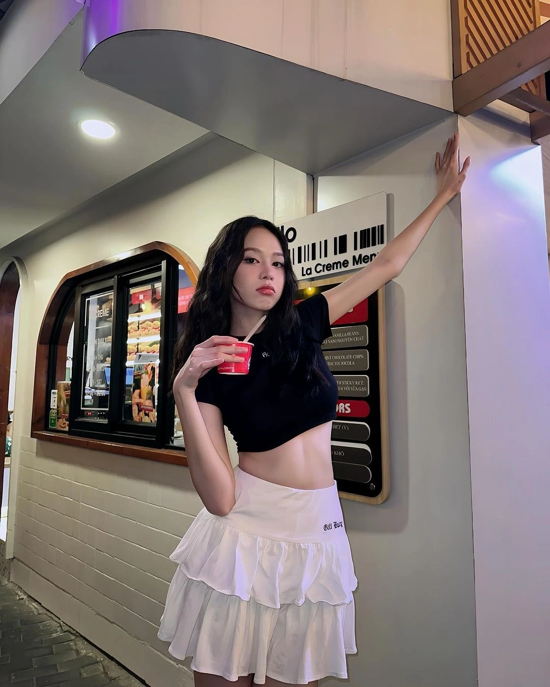 Thanh Thủy ưa thích áo crop top phối với chân váy khi đi dạo phố. Nàng hậu cũng thường thử nghiệm bản thân ở nhiều hình ảnh và phong cách khác nhau. 