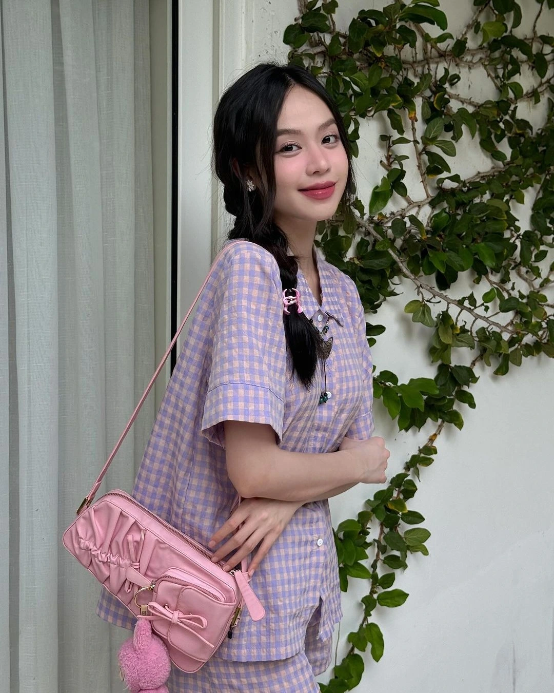 Người đẹp 10X thường lựa chọn những trang phục nữ tính, đơn giản về cả kiểu dáng lẫn chất liệu. Thanh Thủy cho biết khi không tham gia các hoạt động giải trí, cô trở về với vẻ hồn nhiên của tuổi 22 và các sở thích giản đơn.