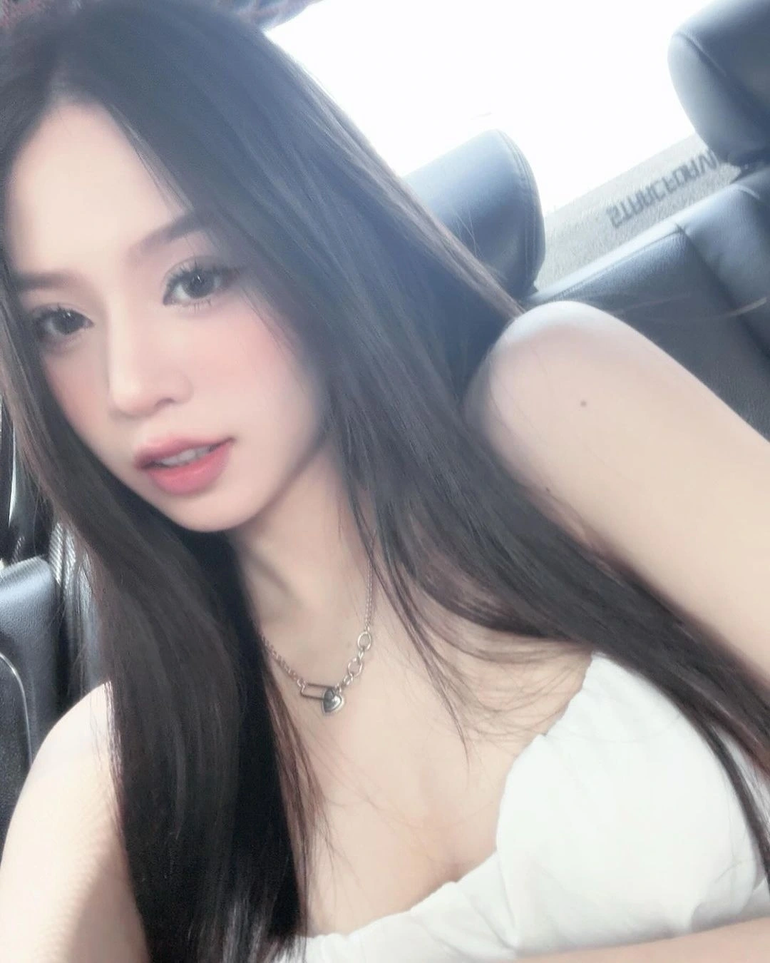 Thanh Thủy từng vướng nghi vấn phẫu thuật thẩm mỹ. Cô không ngần ngại lên tiếng giải thích mình sửa mũi, nâng ngực để hoàn thiện bản thân. "Tôi cũng đang trau dồi nhiều yếu tố khác như vóc dáng, kỹ năng, học vấn chứ không phải chỉ tập trung cải thiện gương mặt", cô chia sẻ.