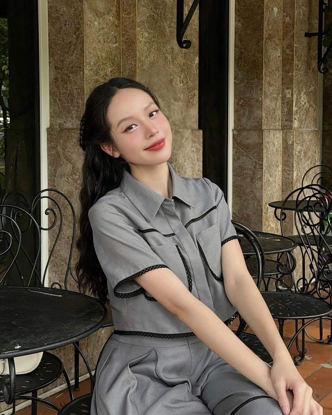 Khác với hình ảnh lộng lẫy trên sân khấu và khi đi sự kiện, ngoài đời thường, Thanh Thủy có phong cách trẻ trung, năng động. Sau 2 năm kể từ khi giành vương miện Hoa hậu Việt Nam 2022, Thanh Thủy được nhận xét thăng hạng về nhan sắc, thần thái rạng rỡ.