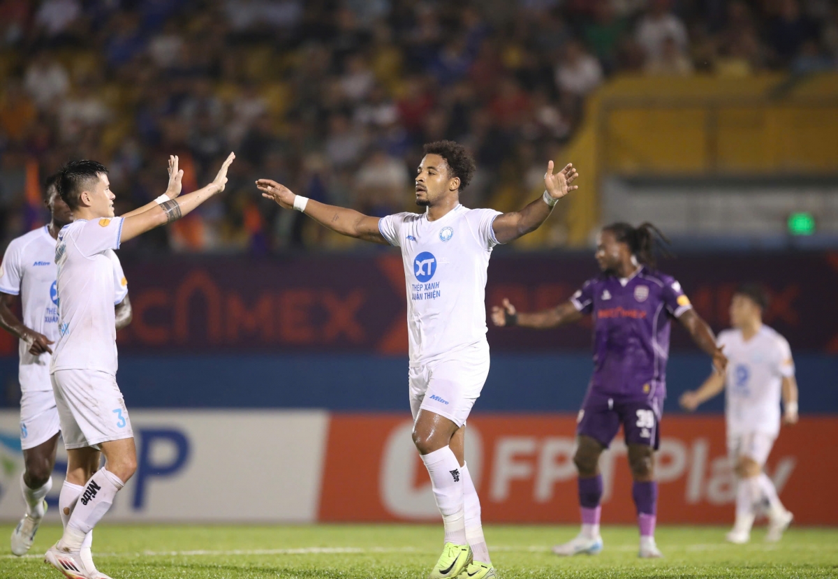 Nguyễn Xuân Son ghi hat-trick vào lưới Bình Dương. (Ảnh: VPF). 