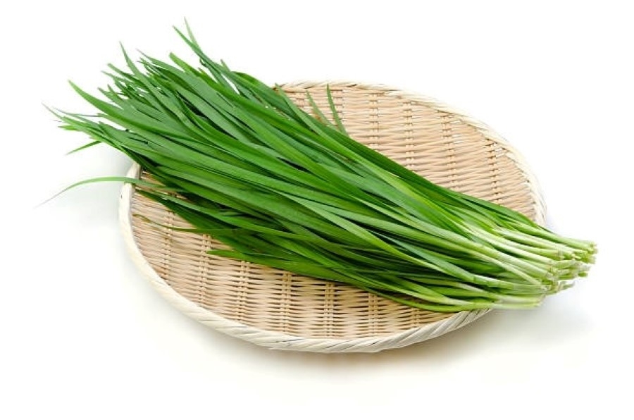 Lá hẹ chứa nhiều dưỡng chất tốt cho thị lực. Ảnh: Istock