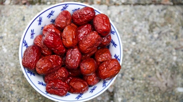Táo đỏ làm chậm quá trình lão hóa. Ảnh: Healthline