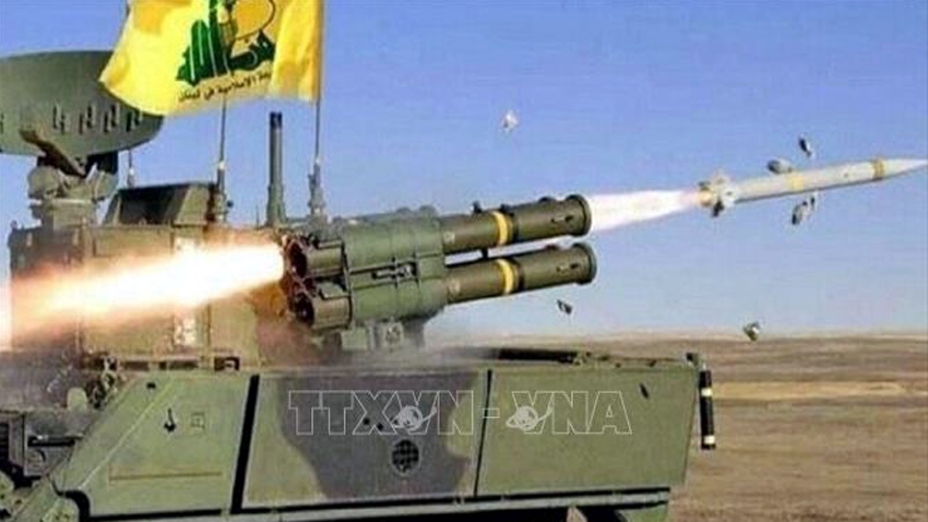 Phong trào Hezbollah phóng tên lửa từ Lebanon vào Israel. Ảnh: IRNA/TTXVN