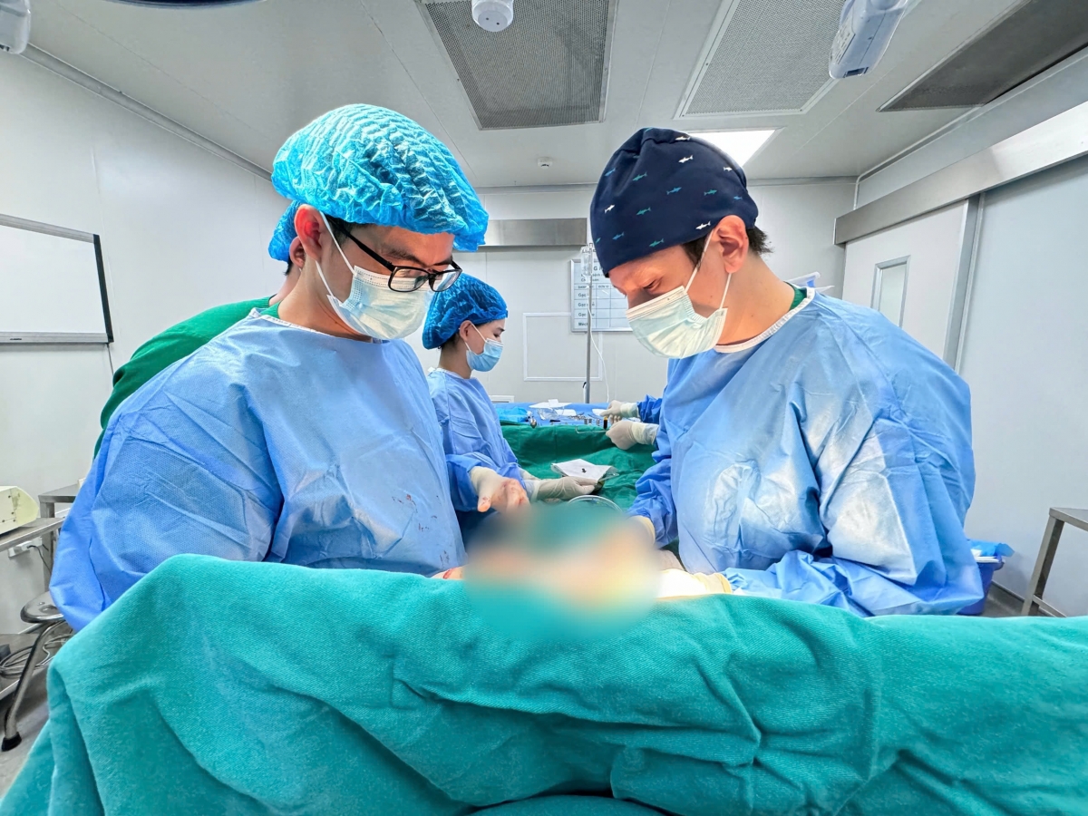 BS.Nghĩa cùng ê-kíp phẫu thuật cho bệnh nhân (Ảnh: BVCC).
