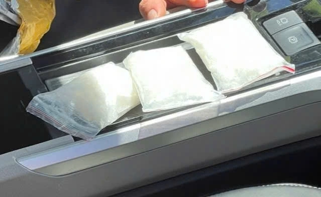 Tang vật ma túy trên xe ô tô.