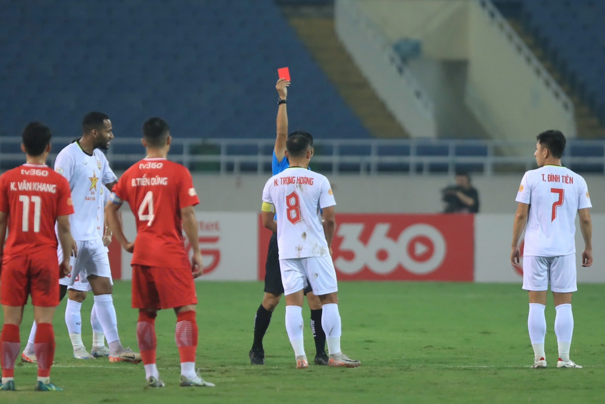 Trọng Hoàng sẽ là một trong những cầu thủ không thể ra sân ở vòng 8 V-League 2024/2025. (Ảnh: VPF).