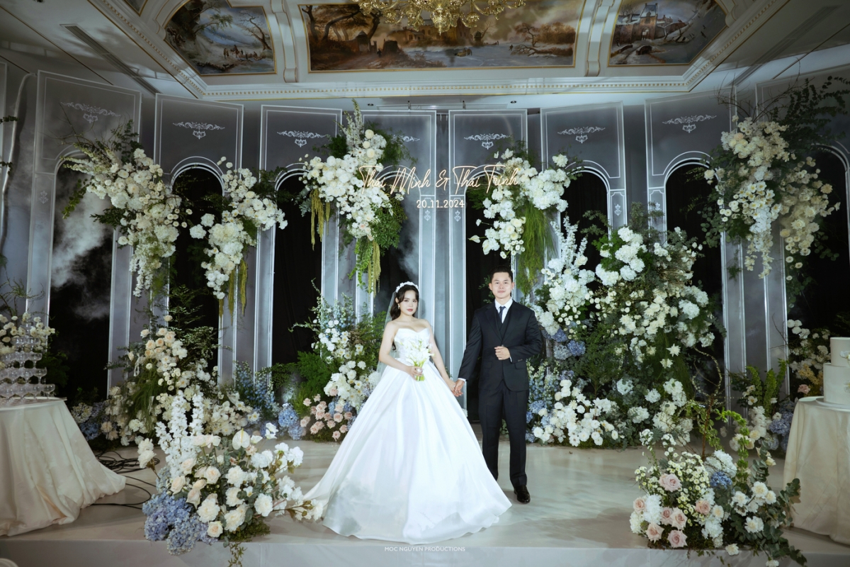 Tối 20/11, ca sĩ Thái Trinh và Thái Minh tổ chức tiệc cưới tại một trung tâm hội nghị lớn ở Hưng Yên. Không gian tiệc cưới được thiết kế như một khu vườn tình yêu – nơi sắc hoa và ánh sáng hòa quyện tạo nên sự lãng mạn.