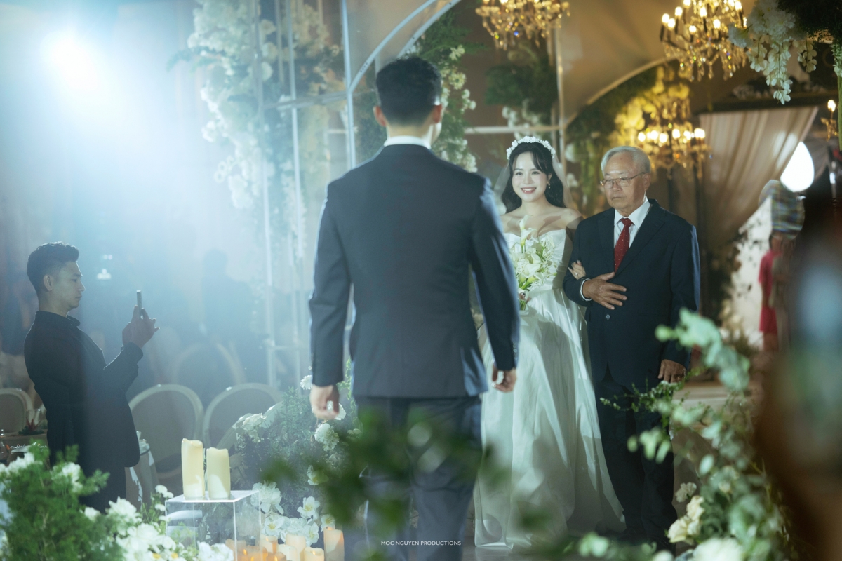 Với 1.000 khách mời ngồi kín hai tầng lầu, buổi tiệc không chỉ là dịp để bạn bè và gia đình chung vui, mà còn là nơi tràn ngập cảm xúc. Giây phút bố Thái Trinh dắt tay cô lên lễ đường, trao cô cho chàng rể, đã khiến nhiều người không khỏi xúc động.