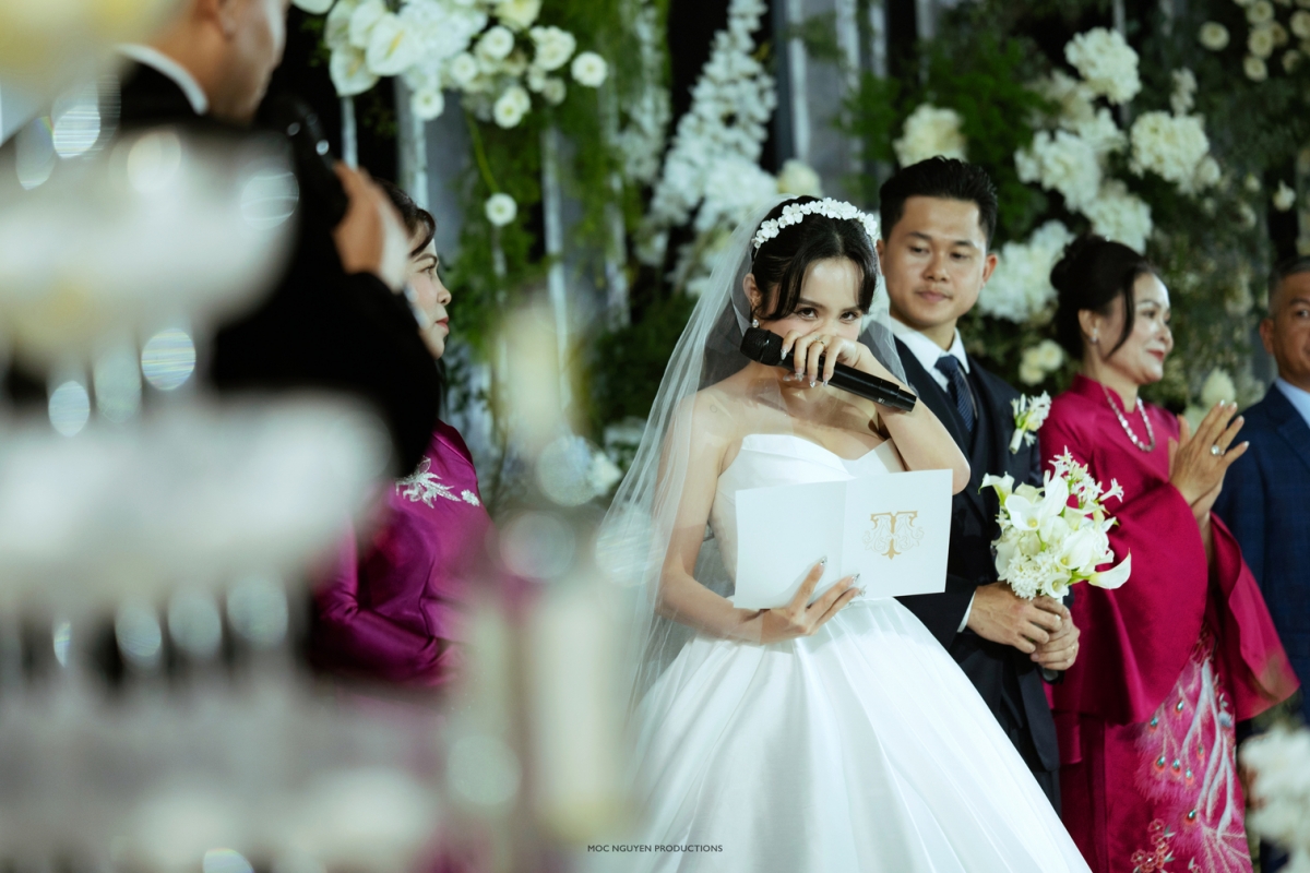 Nữ ca sĩ chia sẻ rằng đã có những lúc khó khăn đến mức cả hai chỉ biết ôm chặt nhau, không nhìn gì xung quanh mà chỉ dựa vào ánh mắt của đối phương để vững tin bước tiếp. Với cô, điều may mắn nhất trong cuộc đời là luôn có chồng bên cạnh, kiên nhẫn đồng hành qua mọi thử thách.