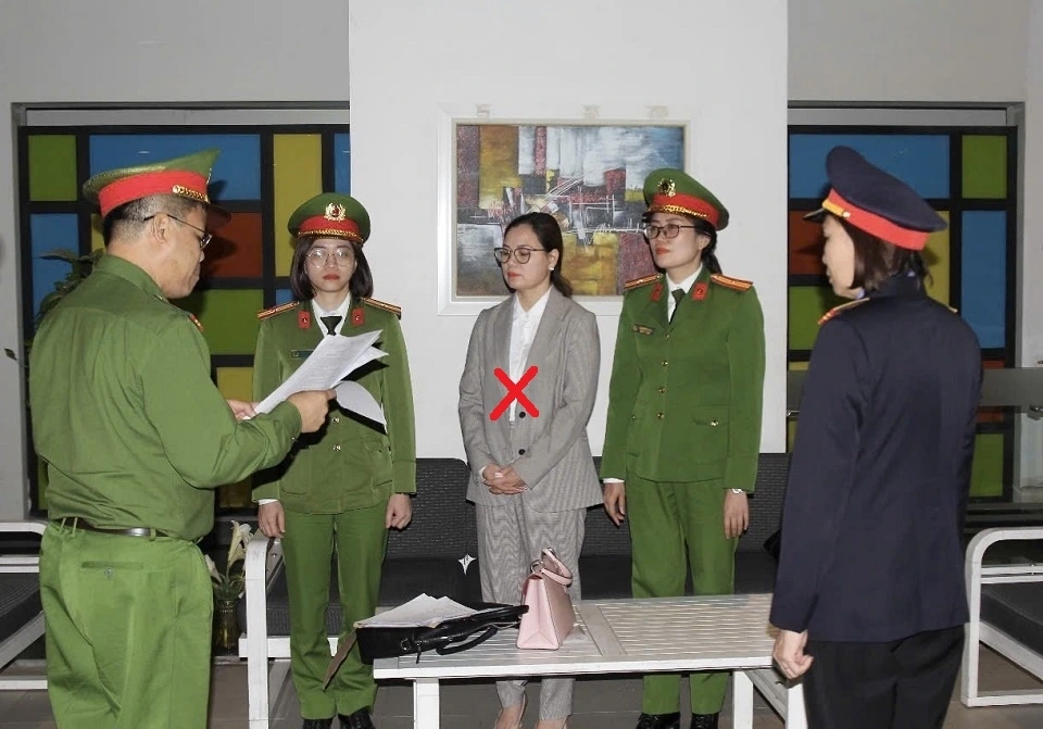 Cơ quan Cảnh sát điều tra Công an tỉnh Hà Nam thi hành Lệnh bắt bị can, Lệnh khám xét chỗ ở, nơi làm việc đối với Nguyễn Thu Nhiễu (Dấu X) về tội “Nhận hối lộ”