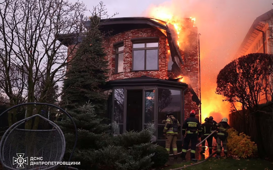 Lính cứu hỏa Ukraine dập lửa tại nơi trúng tên lửa Nga ở thành phố Dnipro. Ảnh: Reuters.