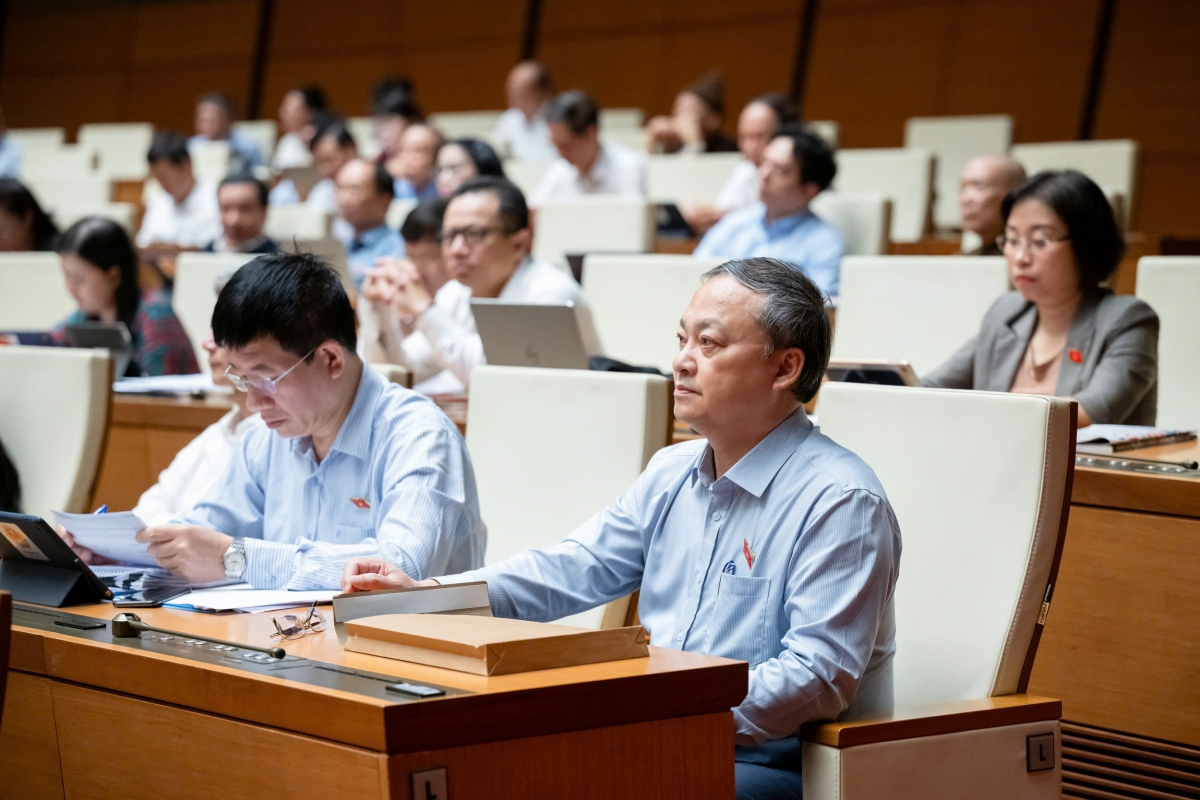 Các đại biểu thảo luận tại hội trường về một số nội dung còn ý kiến khác nhau của dự thảo Luật Phòng cháy, chữa cháy (PCCC) và cứu nạn, cứu hộ. Ảnh: Quốc hội