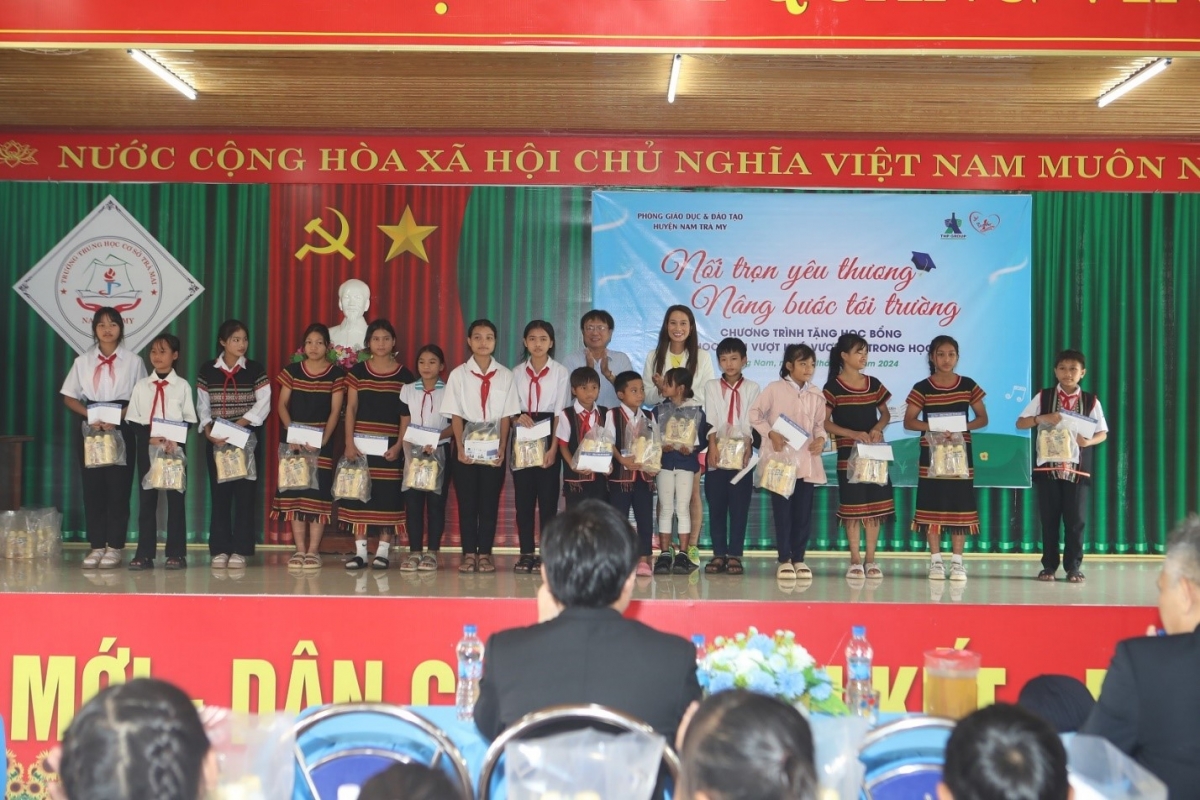 Thầy Võ Đăng Thuận - Trưởng phòng Giáo dục và Đào tạo huyện Nam Trà My cùng Vũ Phương Thanh – Đại sứ thương hiệu Number 1 trao học bổng cho các em học sinh.