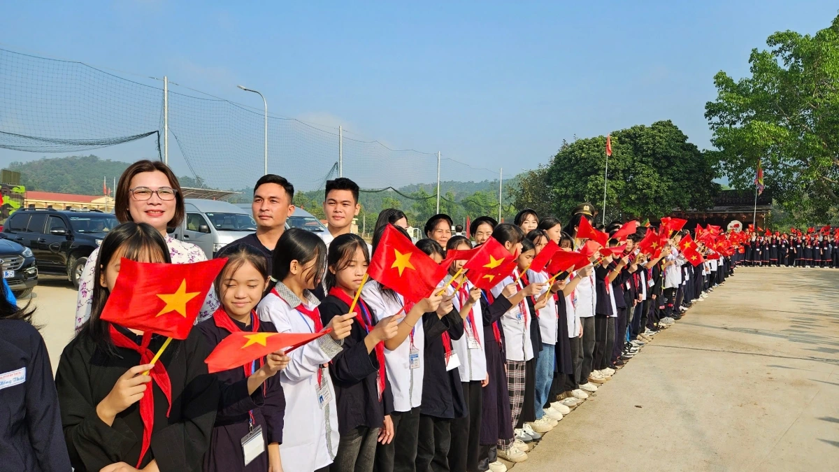 Bà con các dân tộc và các cháu thiếu nhi trên địa bàn khu dân cư nhiệt liệt chào đón Thủ tướng và các đại biểu