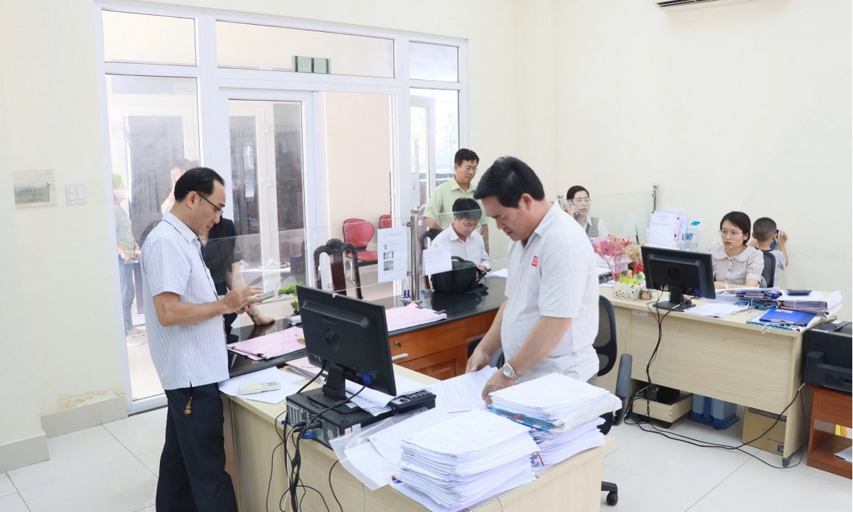 Hình ảnh làm việc tại văn phòng một cửa địa bàn Hàm Tân, Chi cục Thuế khu vực La Gi - Hàm Tân (Ảnh: CTBT)