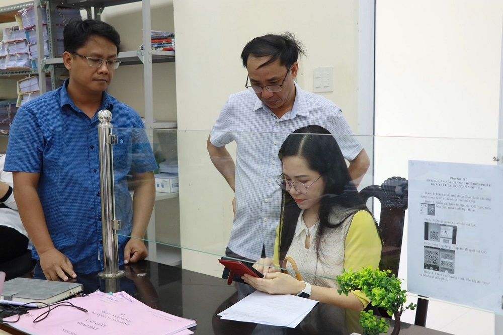 Hướng dẫn người nộp thuế thực hiện cài đặt, sử dụng ứng dụng Etax mobile để tra cứu thông tin nghĩa vụ thuế, nộp thuế điện tử (Ảnh: CTBT)