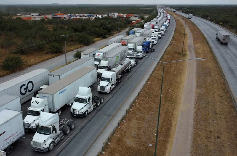 Xe tải xếp hàng dài chờ vào Mỹ tại trạm kiểm soát hải quan biên giới ở Nuevo Laredo, Mexico, ngày 26/11/2024. Ảnh: Reuters