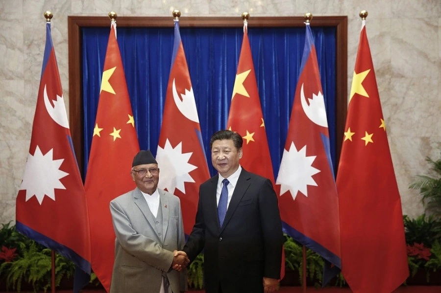 Thủ tướng Nepal Sharma Oli gặp Chủ tịch Trung Quốc Tập Cận Bình năm 2016 trong khuôn khổ chuyến thăm chính thức Trung Quốc (Kathmandu Post)
