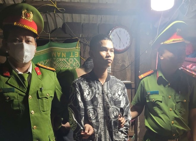 Hồ Văn Hậu (giữa) lúc bị bắt giữ. (Ảnh: Công an Quảng Trị)