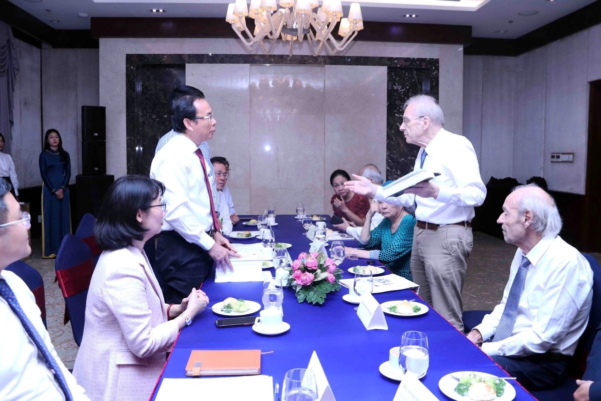 Lãnh đạo TP HCM tiếp những người bạn đặc biệt của Việt Nam 