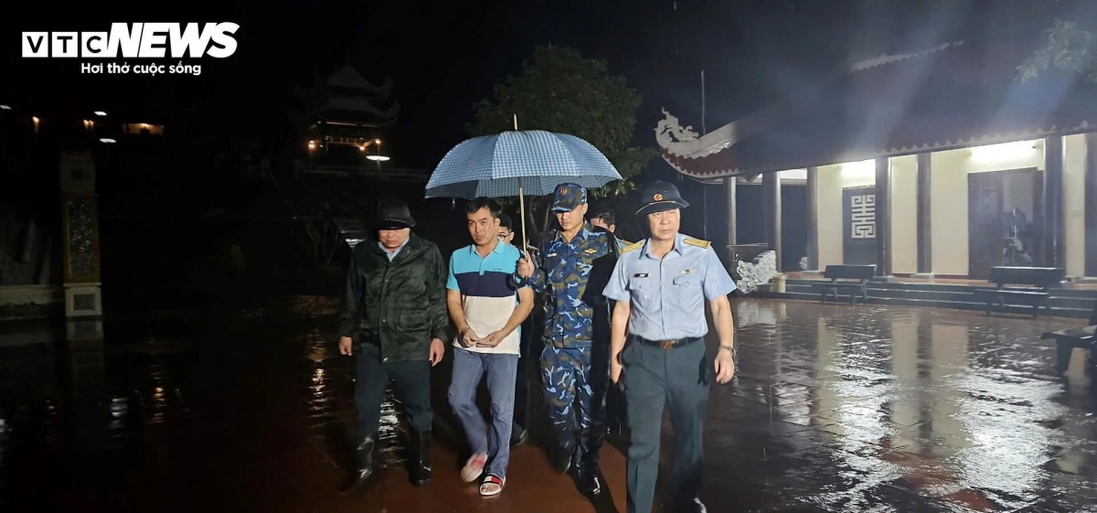 1h sáng 7/11, Trung tá Nguyễn Hồng Quân - Chủ nhiệm bay Trung đoàn không quân 940 được đồng đội đưa về điểm tập kết tại khu du lịch Hầm Hô (Tây Sơn, Bình Định) để kiểm tra sức khỏe.