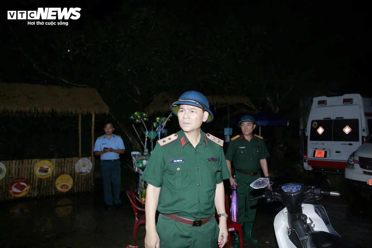 Trung tướng Phạm Trường Sơn, Phó Tổng Tham mưu trưởng Quân đội Nhân dân Việt Nam có mặt tại xã Tây Phú (huyện Tây Sơn) trực tiếp chỉ đạo công tác tìm kiếm phi công mất tích.
