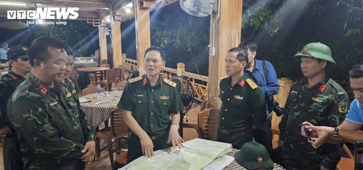 "Mục tiêu là phải nhanh chóng tìm kiếm người mất tích nhanh nhất có thể và đảm bảo an toàn cho các phi công" - Trung tướng Sơn chỉ đạo.