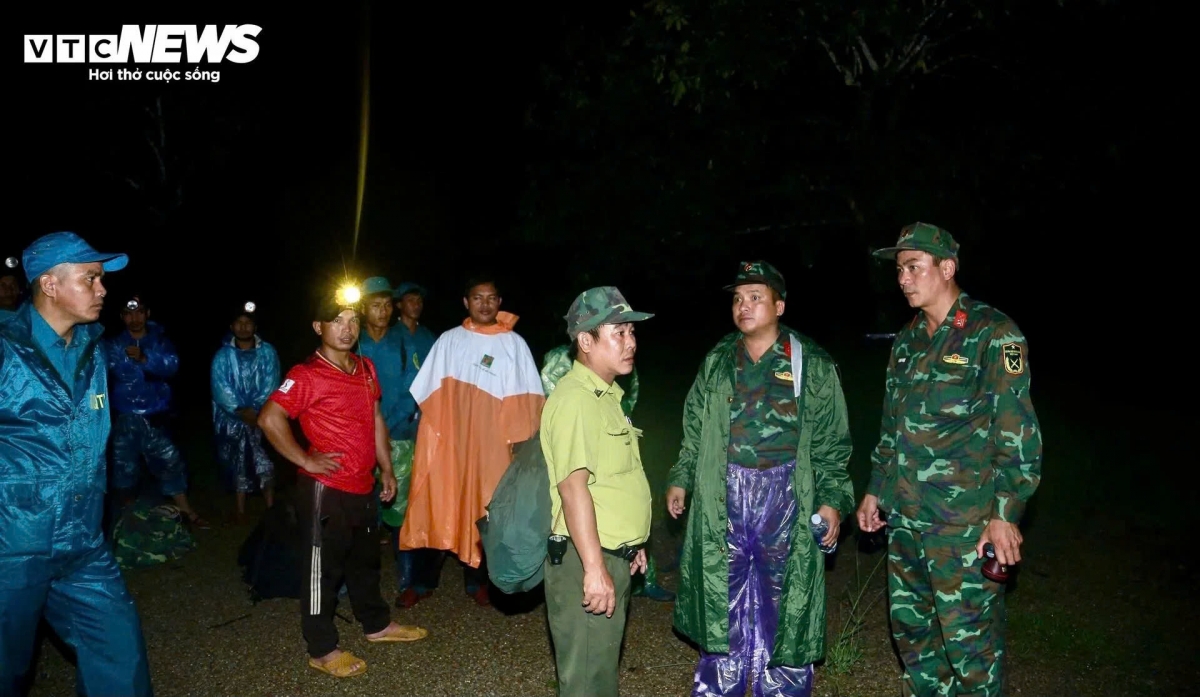 Hàng trăm chiến sĩ tất bật, ăn vội bữa tối rồi lên đường hành quân tìm kiếm. Mỗi tổ công tác tìm kiếm có lực lượng kiểm lâm dẫn đường.