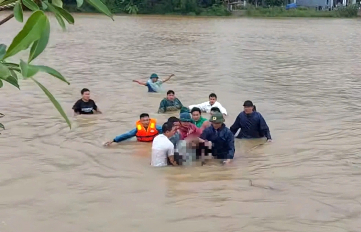Tìm thấy thi thể người đàn bị đuối nước mất tích trong lúc cứu 1 học sinh bị lũ cuốn