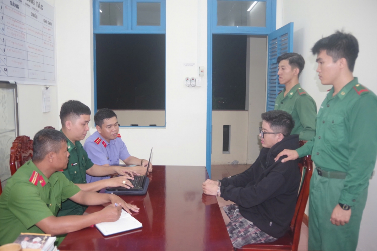 Tổ công tác lấy lời khai đối tượng Lê Việt Thành