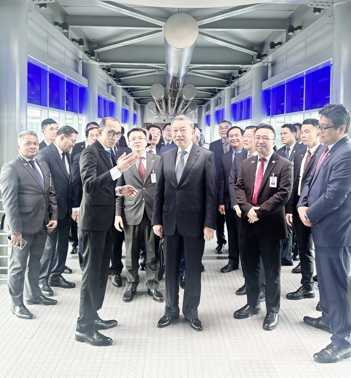 Trong khuôn khổ chuyến thăm, Tổng Bí thư Tô Lâm đã thăm Tập đoàn dầu khí quốc gia Malaysia Petronas - tập đoàn đứng đầu ASEAN về giá trị thương hiệu và nằm trong 10 công ty dầu khí hàng đầu thế giới. Tổng Bí thư Tô Lâm chúc mừng những thành tựu mà Petronas đã đạt được, đánh giá cao Tập đoàn Petronas đã đồng hành cùng Việt Nam ngay từ giai đoạn đầu đổi mới và hội nhập quốc tế cũng như thành quả hơn 30 năm hợp tác giữa Petronas và Tập đoàn Dầu khí Việt Nam (PVN).