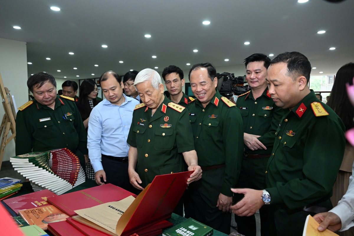 Các đại biểu tham quan hình ảnh, tư liệu trưng bày tại tọa đàm