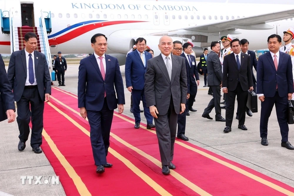 Sáng 28/11, Quốc vương Campuchia Norodom Sihamoni đến Hà Nội, bắt đầu thăm cấp Nhà nước tới Việt Nam từ ngày 28 đến 29/11, theo lời mời của Chủ tịch nước Lương Cường. (Ảnh: TTXVN)