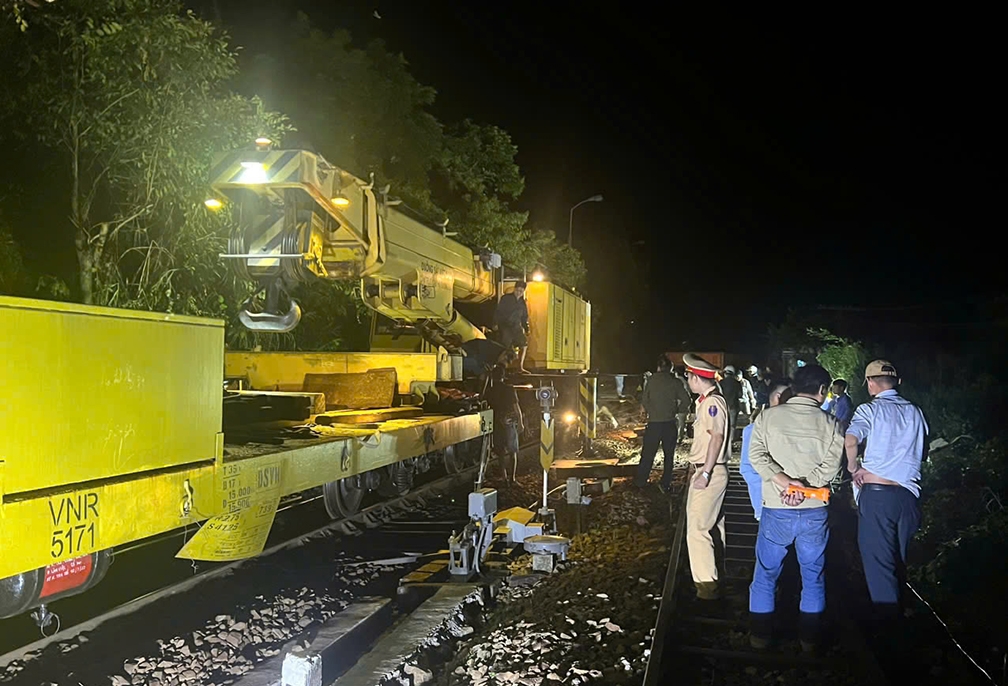 Tối qua, ngành đường sắt đã điều phương tiện đến hiện trường khắc phục sự cố