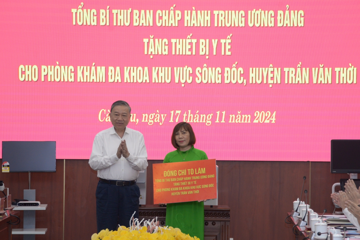 Tổng Bí thư tặng quà và trang thiết bị y tế cho phòng khám đa khoa khu vực Sông Đốc, huyện Trần Văn Thời, tỉnh Cà Mau
