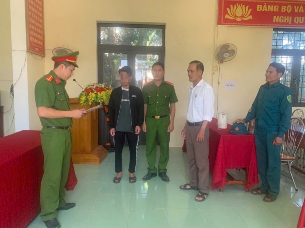 Tống đạt Quyết định khởi tố bị can và cấm đi khỏi nơi cư trú bạn đối với nam sinh P.N.D dùng dao đâm bạn